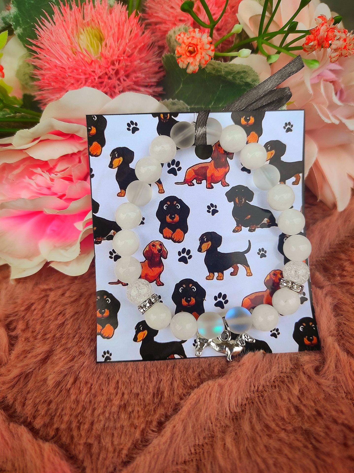 Fehér tacskó kutyás karkötő